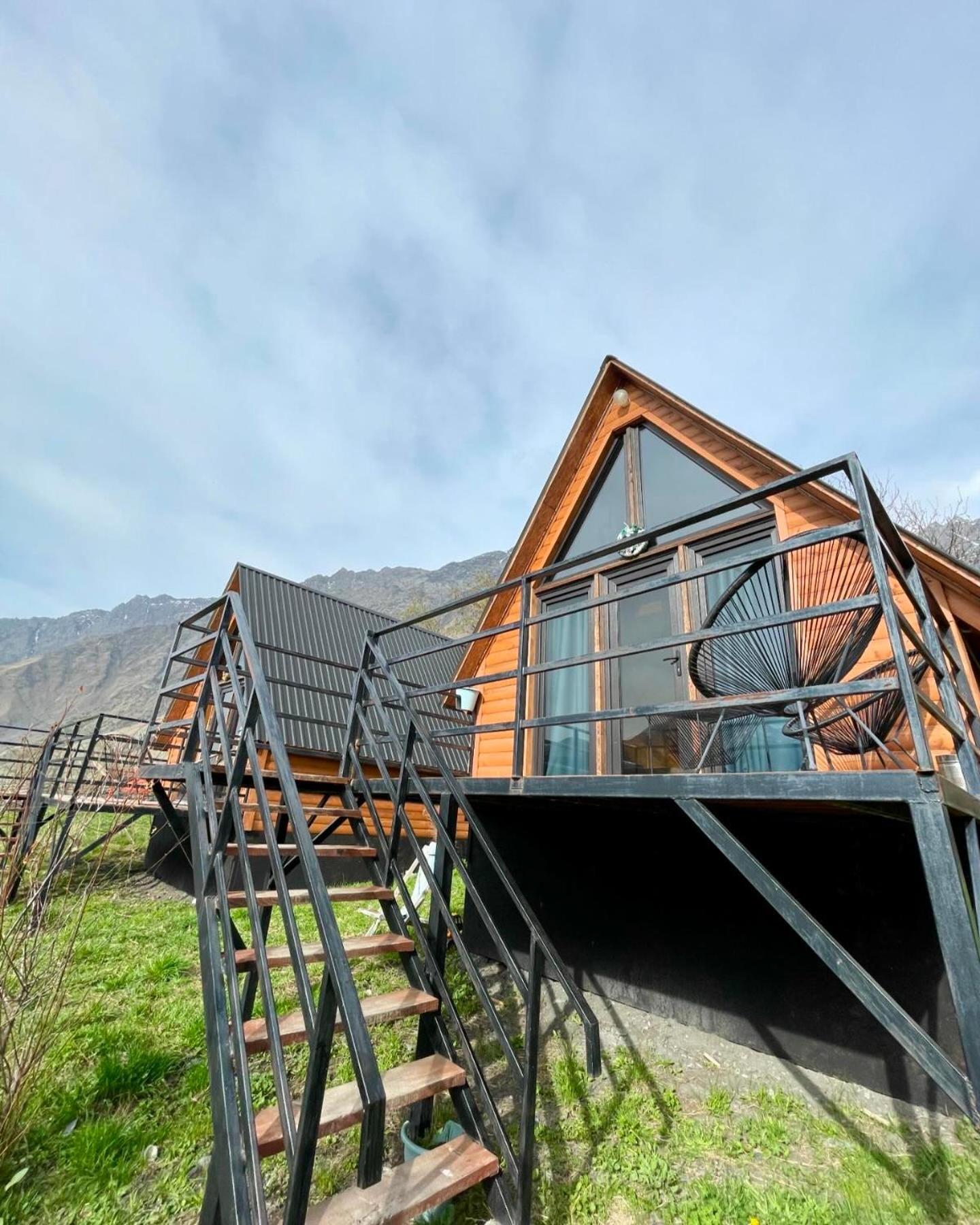 Kazbegi Kuro Cottages מראה חיצוני תמונה